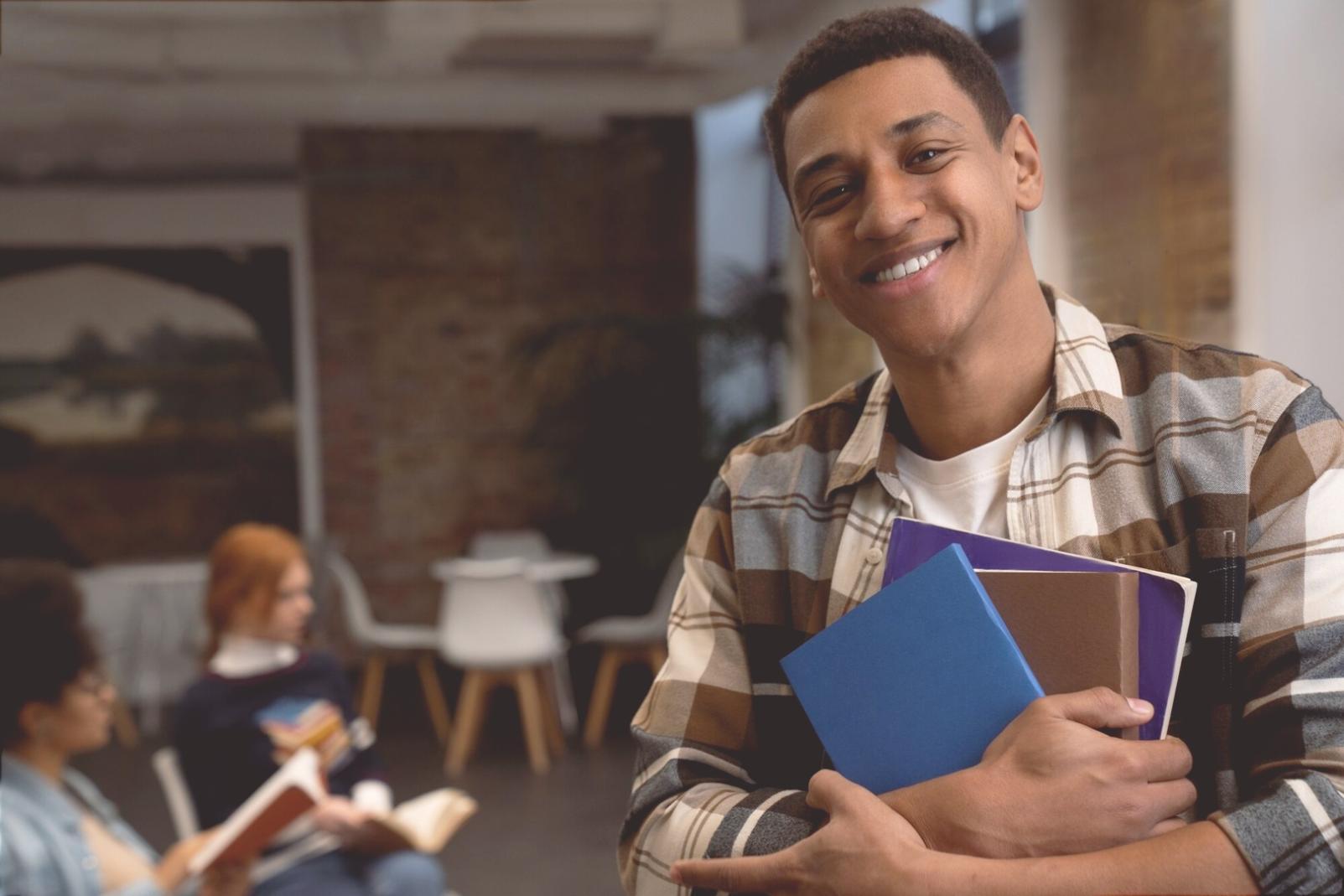 Estudio de grabación profesional con equipos de audio de última generación
